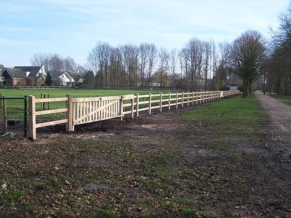Houten hek geplaatst bij Hertenkamp in Muntendam